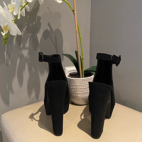 Black Heel Sandal - Picture 6 of 9